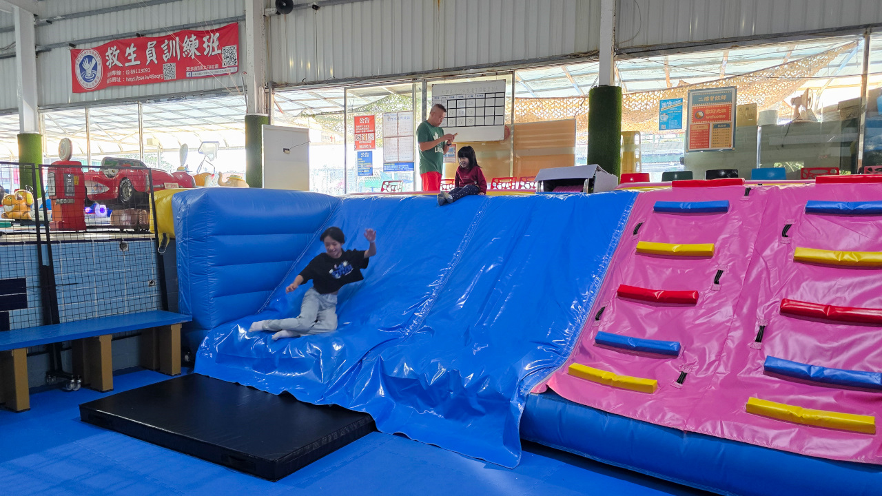 大新店游泳池假日期間限定 2026萌兔冬季氣墊樂園 氣墊.溫泉魚.泡湯.三溫暖,150元一票暢玩不限時 - 奇奇一起玩樂趣