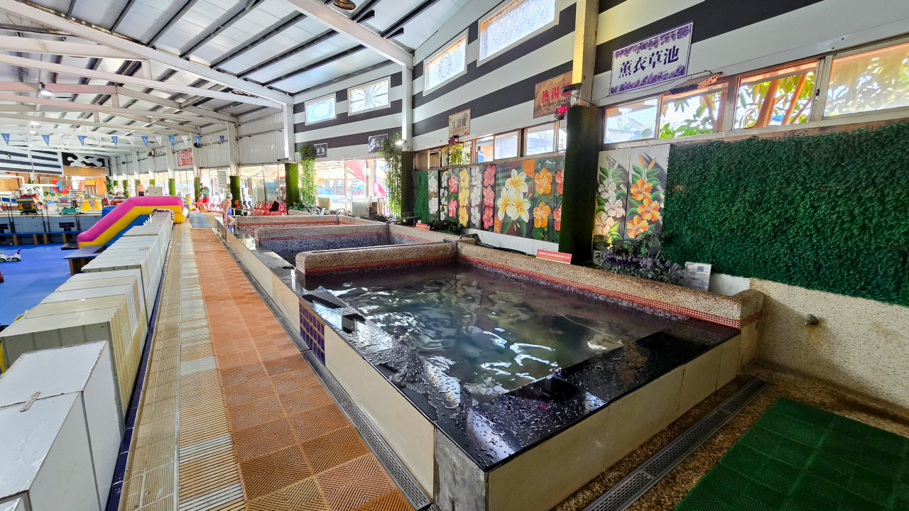 大新店游泳池假日期間限定 2026萌兔冬季氣墊樂園 氣墊.溫泉魚.泡湯.三溫暖,150元一票暢玩不限時 - 奇奇一起玩樂趣