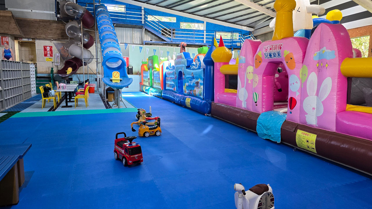 大新店游泳池假日期間限定 2026萌兔冬季氣墊樂園 氣墊.溫泉魚.泡湯.三溫暖,150元一票暢玩不限時 - 奇奇一起玩樂趣