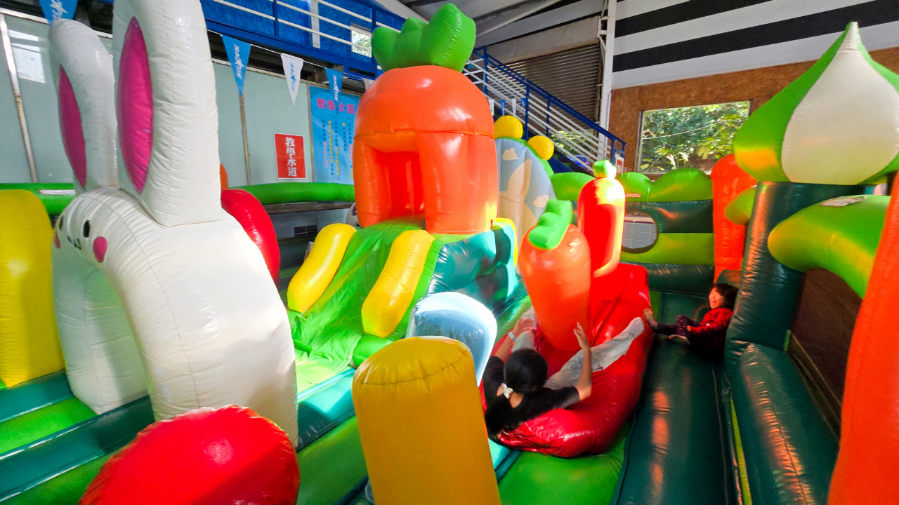 大新店游泳池假日期間限定 2026萌兔冬季氣墊樂園 氣墊.溫泉魚.泡湯.三溫暖,150元一票暢玩不限時 - 奇奇一起玩樂趣