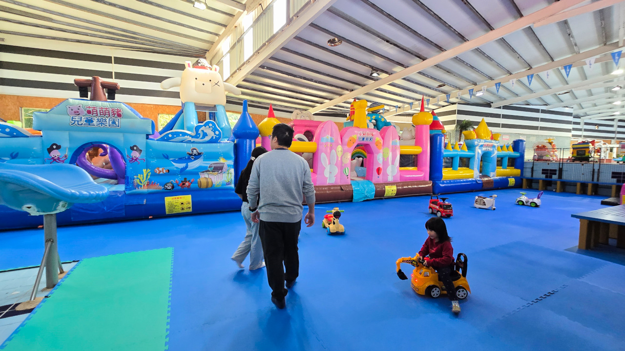 大新店游泳池假日期間限定 2026萌兔冬季氣墊樂園 氣墊.溫泉魚.泡湯.三溫暖,150元一票暢玩不限時 - 奇奇一起玩樂趣
