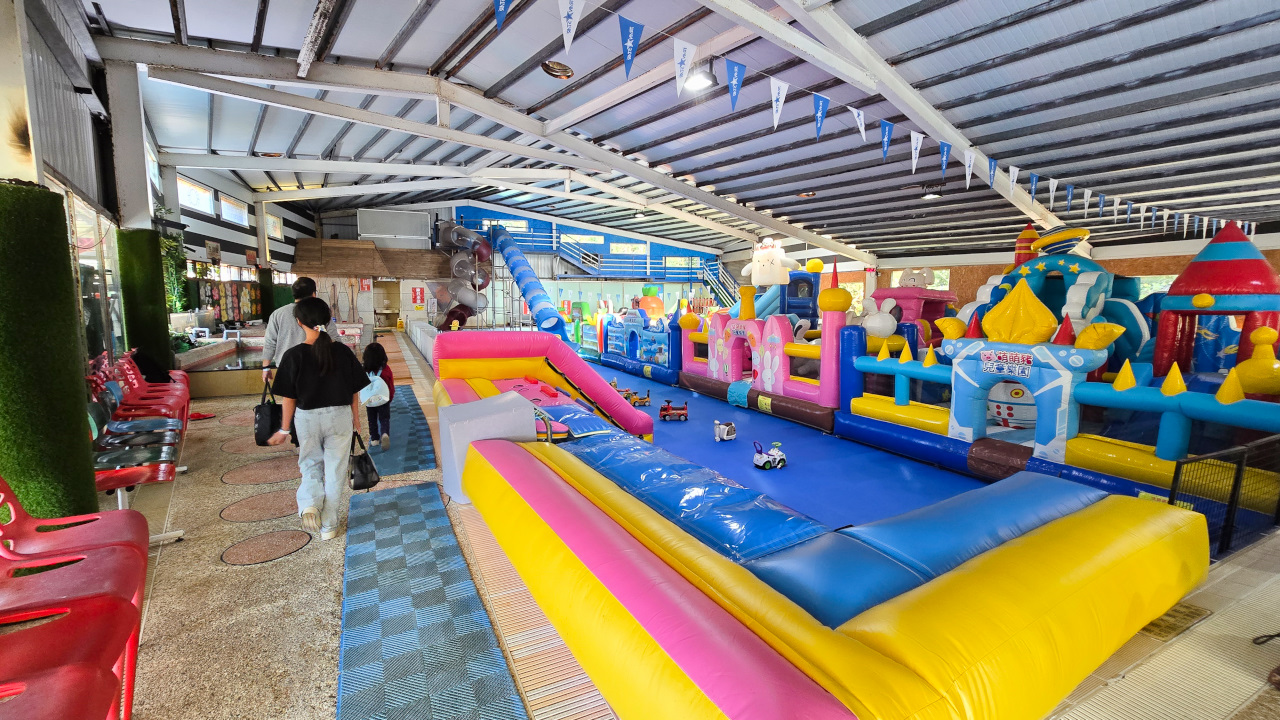 大新店游泳池假日期間限定 2026萌兔冬季氣墊樂園 氣墊.溫泉魚.泡湯.三溫暖,150元一票暢玩不限時 - 奇奇一起玩樂趣