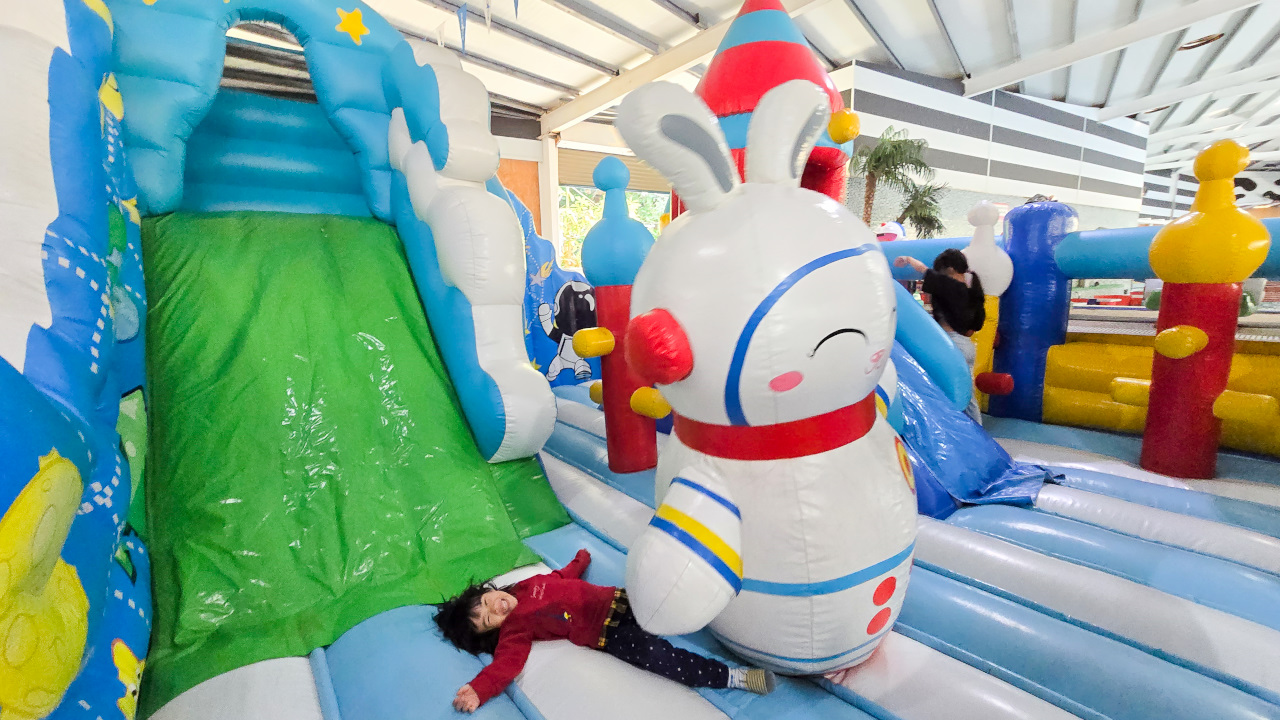 大新店游泳池假日期間限定 2026萌兔冬季氣墊樂園 氣墊.溫泉魚.泡湯.三溫暖,150元一票暢玩不限時 - 奇奇一起玩樂趣